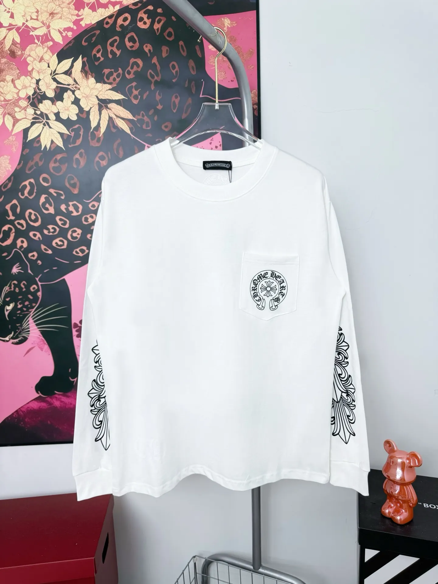 P190 Newly added white ChromeHearts Miami limited-edition horseshoe long-sleeve, the same style as ChromeHearts counters. Made of 280g pure cotton fabric, 32 count double yarn. Very textured on the handle. Three-dimensional and atmospheric. Versatile and easy to wear in autumn. Simple and elegant. The upper body effect is very good with the os version. Suitable for all body types. Soft and comfortable. CH letter offset printing on the front and horseshoe Sanskrit offset printing on the back. Small markings on the hem. Resistant to machine washing. Does not fade or deform. Complete accessories. Original mold opening, perfect restoration of zp 2:1, same style for men and women, versatile and not picky, size s m l xl color black white